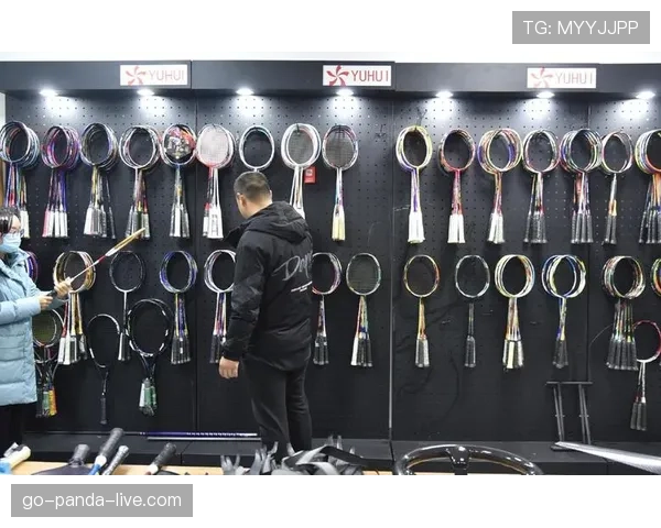 傅海峰的家里居然收藏了一间专门挂羽毛球拍的私人博物馆？这生活我真服气！