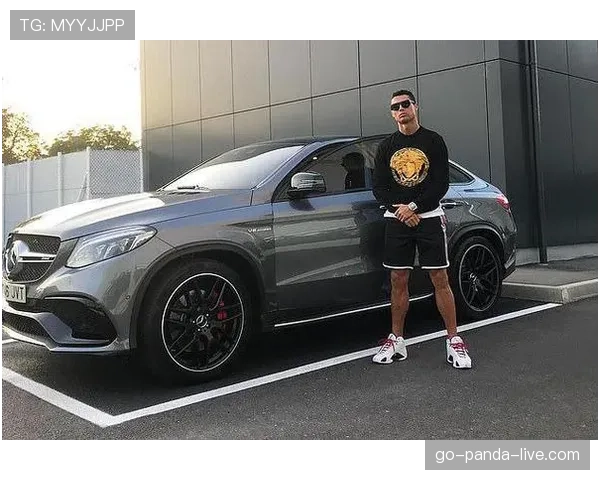 C罗这生活真扯，豪车别墅一大堆，转身还得吃方便面？！